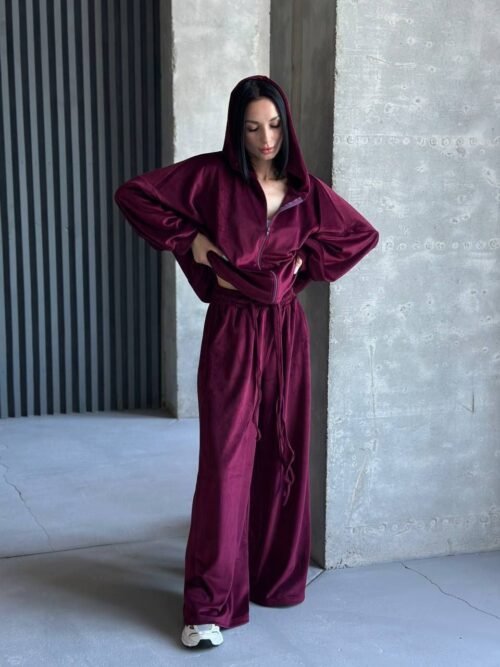 Veliūrinis laisvalaikio kostiumas