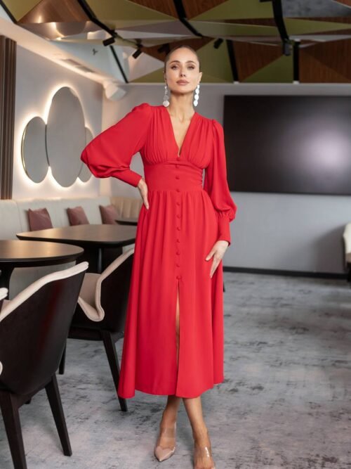 Įliemenuota suknelė ilgomis pūstomis rankovėmis