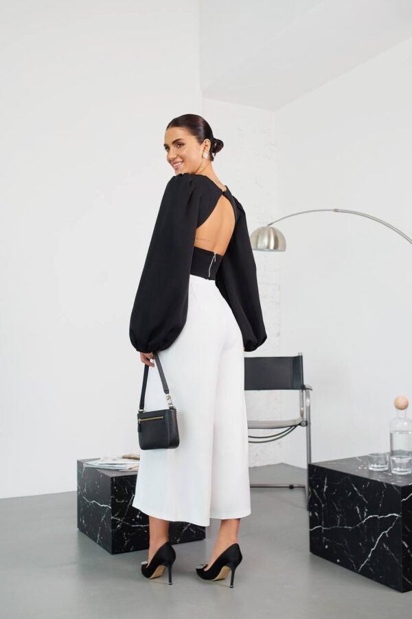 Palaidinė pūstomis rankovėmis ir atvira nugara