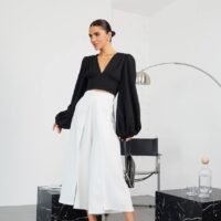 Palaidinė pūstomis rankovėmis ir atvira nugara