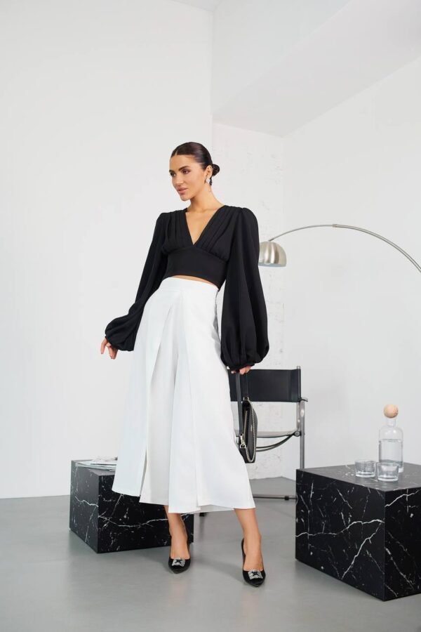 Palaidinė pūstomis rankovėmis ir atvira nugara