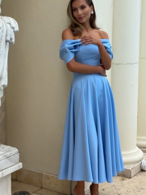 Įliemenuota suknelė atvirais pečiais