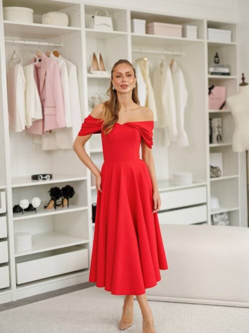 Įliemenuota suknelė atvirais pečiais