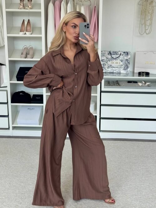 Marškinių ir kelnių kostiumas