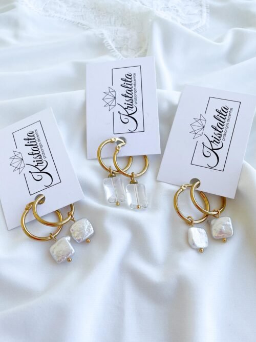 Auskarai su perlo spalvos pakabuku