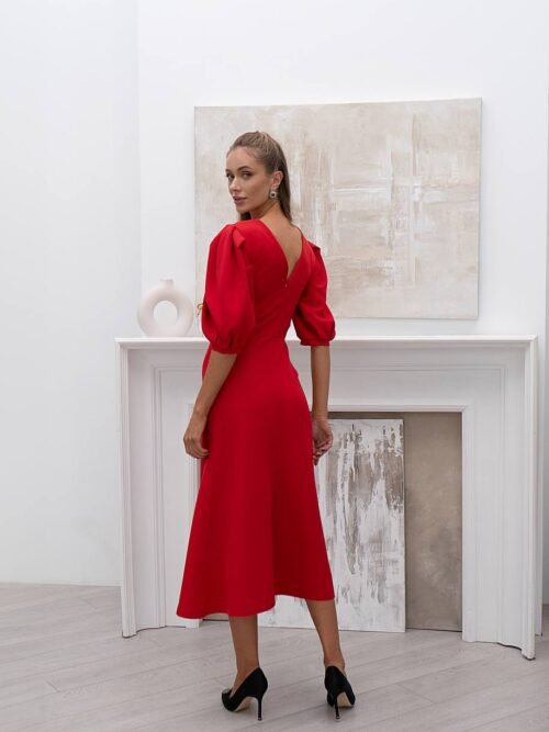 Įliemenuota suknelė pūstomis rankovėmis