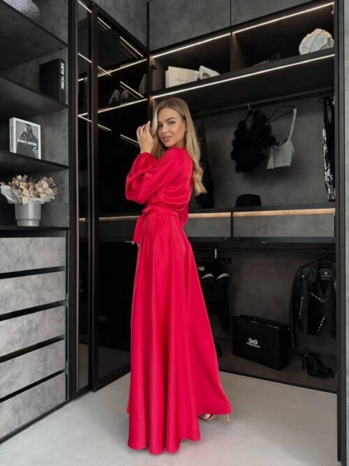 Moteriška ilga sujuosiama suknelė