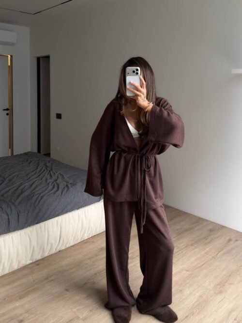 Moteriškas dviejų dalių kelnių kostiumas