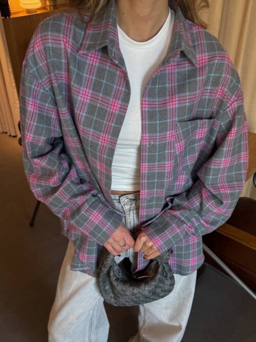 Stilingi languoti marškiniai.