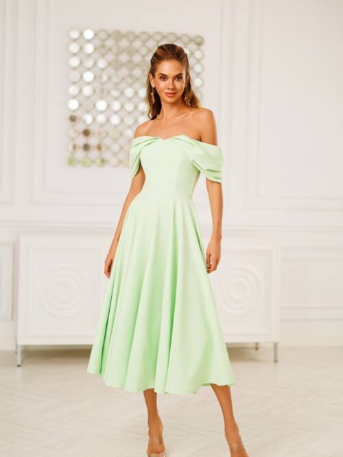 Įliemenuota suknelė atvirais pečiais