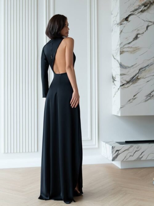 Suknelė viena rankove ir su skeltuku