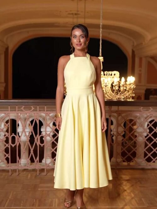 Įliemenuota proginė suknelė atvirais šonais