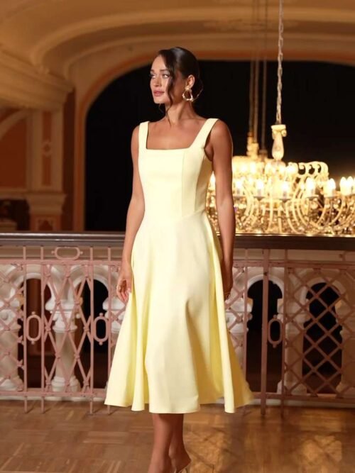 Suknelė plačiomis petnešomis