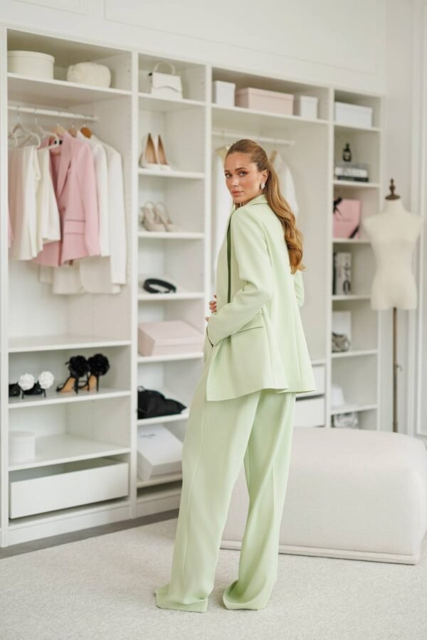 Klasikinis dviejų dalių kelnių kostiumas