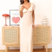 Ilga prigludusi suknelė trumpomis pūstomis rankovėmis