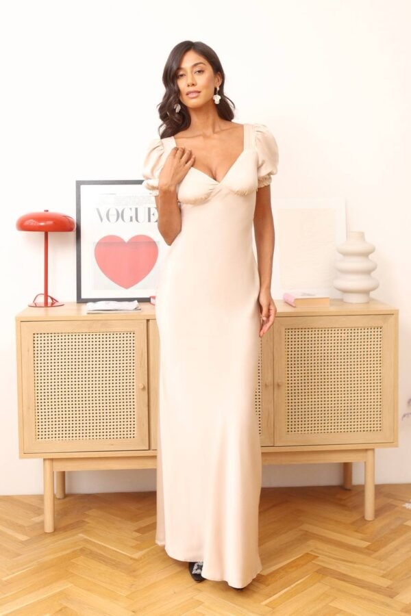 Ilga prigludusi suknelė trumpomis pūstomis rankovėmis