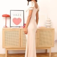 Ilga prigludusi suknelė trumpomis pūstomis rankovėmis