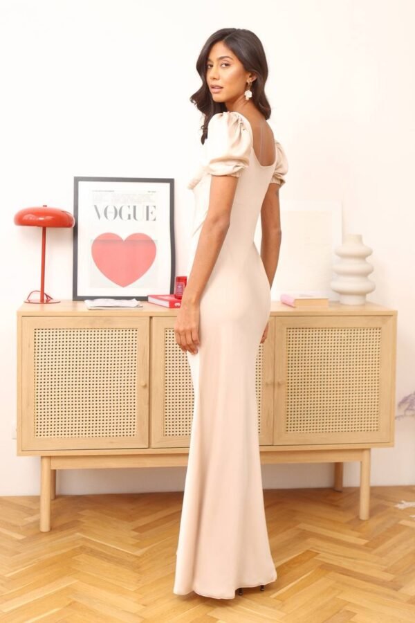 Ilga prigludusi suknelė trumpomis pūstomis rankovėmis