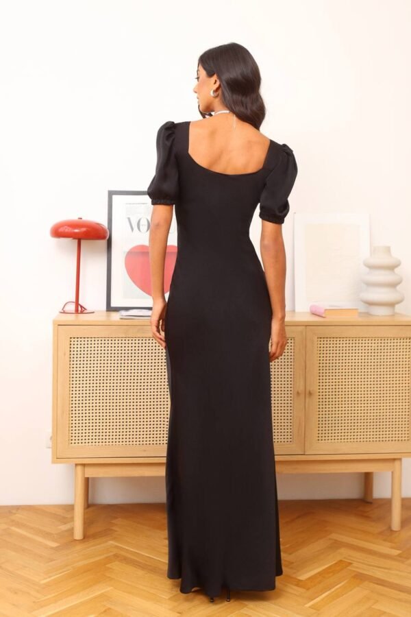 Ilga prigludusi suknelė trumpomis pūstomis rankovėmis